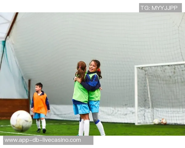 足球球童的默默奉献与成长之路：他们如何在绿茵场上闪耀光芒